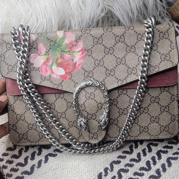 Beautiful pre-owned authentic Gucci shoulder bag. - Picture 14 of 16